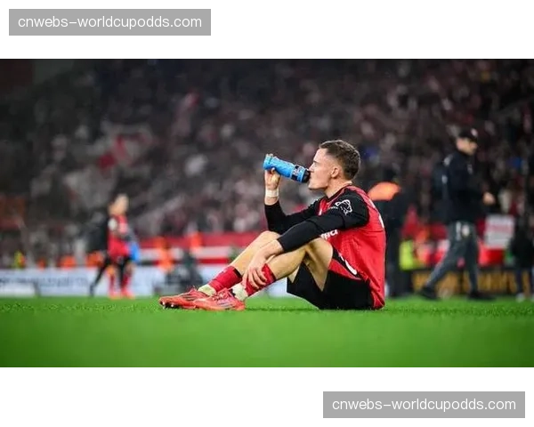 特写：在训练场加练任意球至深夜的勒沃库森小将维尔茨