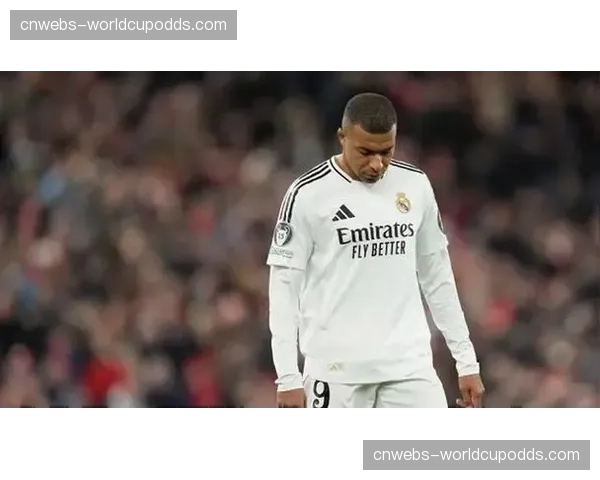 特写：姆巴佩赛后独自向巴黎球迷看台鼓掌，神情落寞