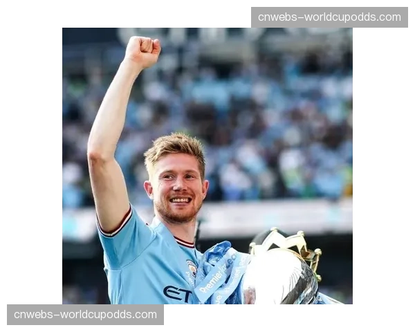 终场特写：被淘汰后，曼城队长德布劳内独自留在场内向球迷致谢